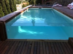 piscina in cemento armato con scala